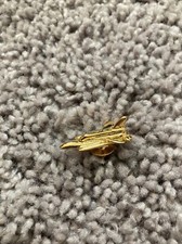 SPACE SHUTTLE GOLD TONE 3 DIMENSIONAL LAPEL PIN VTG NOS Rocket Ship Boosters