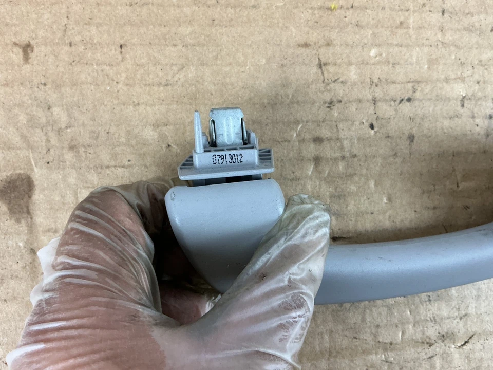 BMW 535i xDrive 550i 2011-2016 - mango de agarre trasero OEM Foto 2 de 4