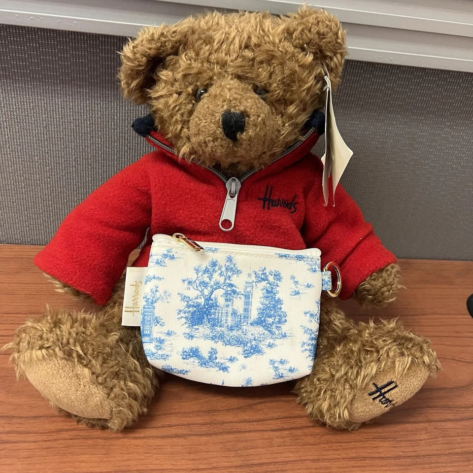 Oso de peluche Harrods con etiquetas en suéter de lana roja y paquete monedero Harrods Foto 2 de 4