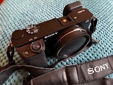 Sony A6000 24,3MP APS-C Bezlusterkowy korpus aparatu. Ładowarka 1008 liczba rolet 