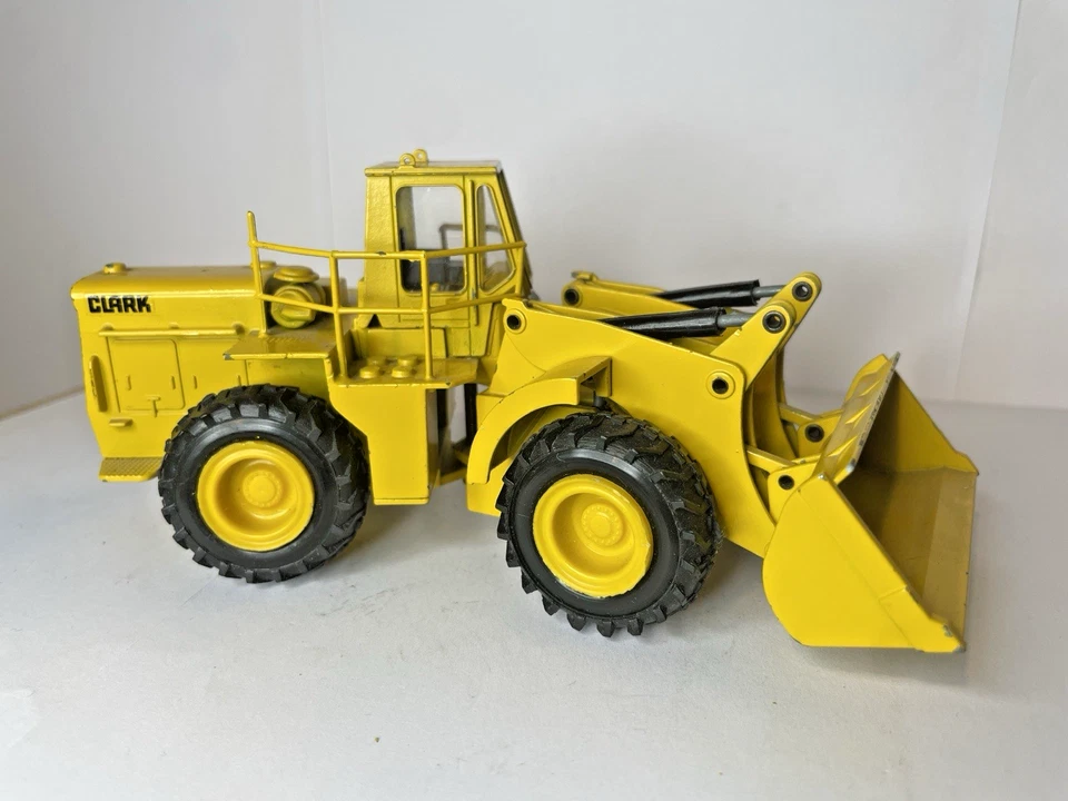 Conrad 2884 pala gommata Clark Michigan 125B gialla 1:50 senza scatola origin... - Immagine 2 di 4