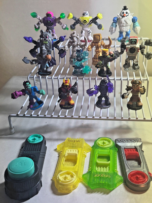 Lot of 14 Akedo Ultimate Arcade Warriors Action Figures Mixed with