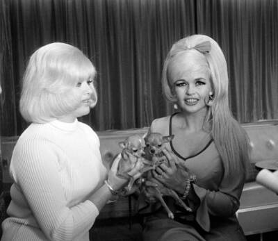 Diana Dors with Jayne Mansfield in a Leeds hotel 5th May 1967 Old Photo