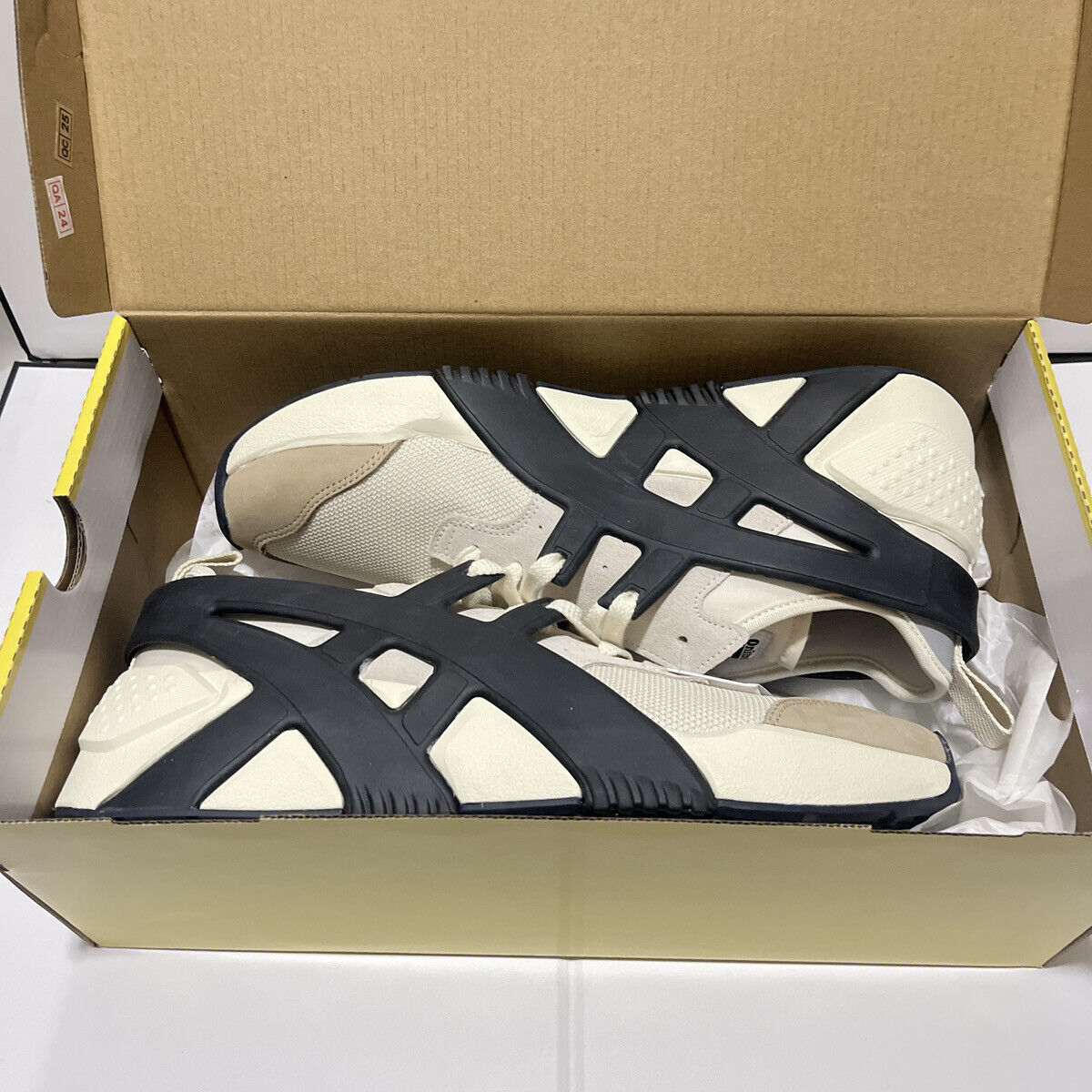 Onitsuka Tiger BIG LOGO TRAINER 2.0 1183A795 200 BIRCH/BLACK Onitsuka Tiger BIG LOGO TRAINER 2.0 1183A795 200 BIRCH/BLACK