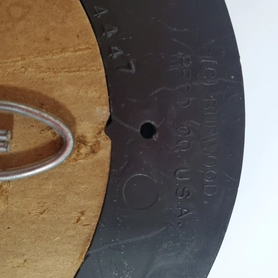 Silhueta oval vintage emoldurada arte menino segurando aro e vara moldura preta - Imagem 4 de 4