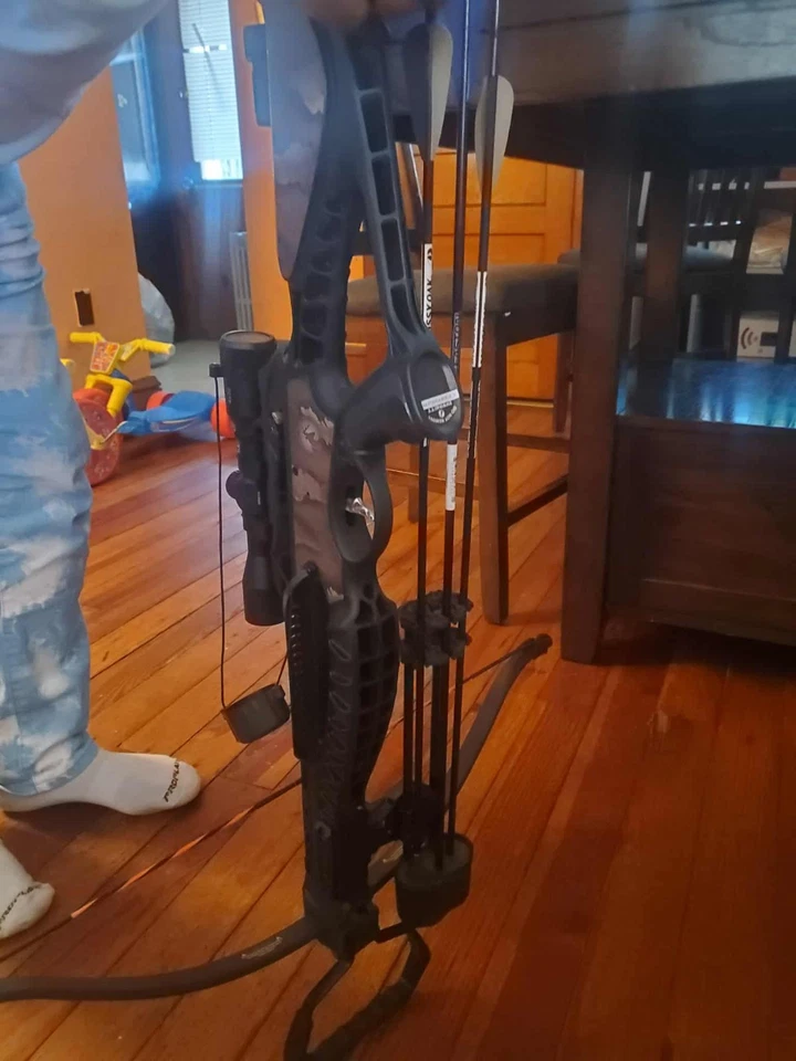 Conjunto de arco composto rifleb com aljava e flechas Bernett Wildcat besta - Imagem 2 de 4