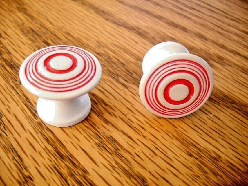 One Vintage Nos Blanco Esmalte Metal Cajón/Perilla Gabinete Rojo Círculos Concéntricos Foto 4 de 4