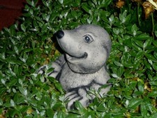 Steinfigur Tierfigur Maulwurf sitzend schwarz patiniert