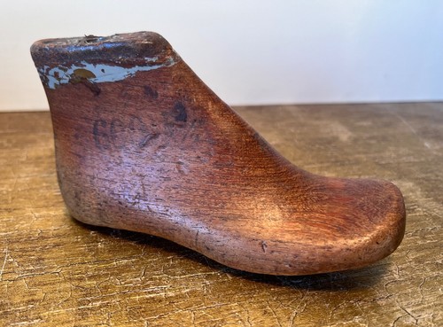 Vintage Child's Shoe Last Wooden Foot form Nice Patina w/beautiful graining - Picture 5 of 7