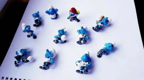 Objekte zum Sammeln aus dem Überraschungsei Fußballschlümpfe