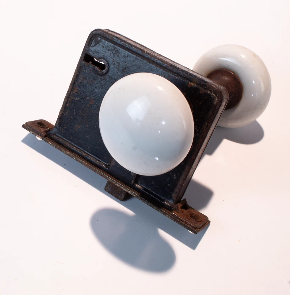 Cerradura de puerta antigua de hierro fundido perillas de puerta de porcelana blanca Foto 4 de 4