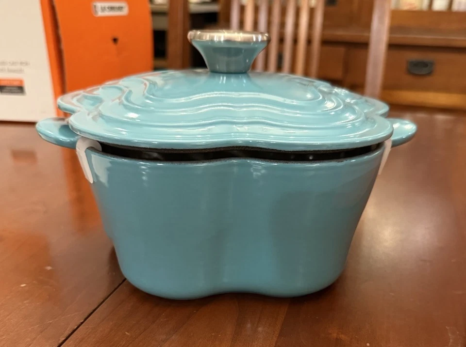 Le Creuset Enameled Cast Iron Flower Cocotte Fafa Turquoise 2.25 qt NIB New Box - Image 3 of 4