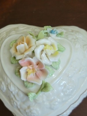 Heart-Shaped Porcelain Box Floral Lid Gold Trim VERY LARGE
