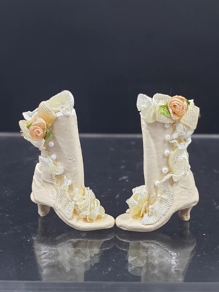 Botas victorianas de lujo miniatura para casa de muñecas Dolls Cobbler S. Roundtree Foto 3 de 3
