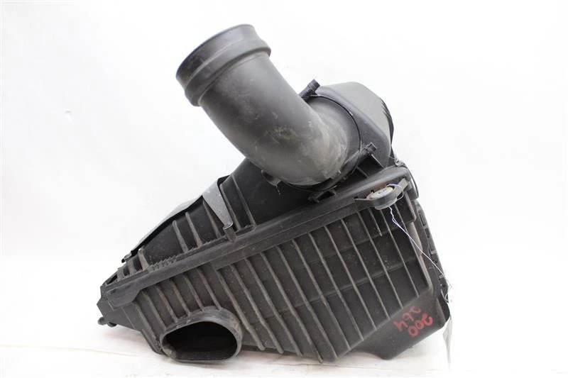 Used Left Air Cleaner Assembly fits: 2008 Porsche CAYENNE normal air cleaner opt Foto 2 de 4