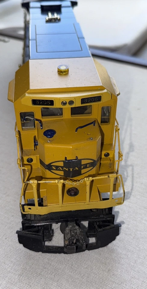 LIONEL~ O GAUGE ~ SANTA FE  DASH 8  40B DIESEL LOCOMOTIVE  CAB#8206  MFG#6-18206 - Image 4 of 4