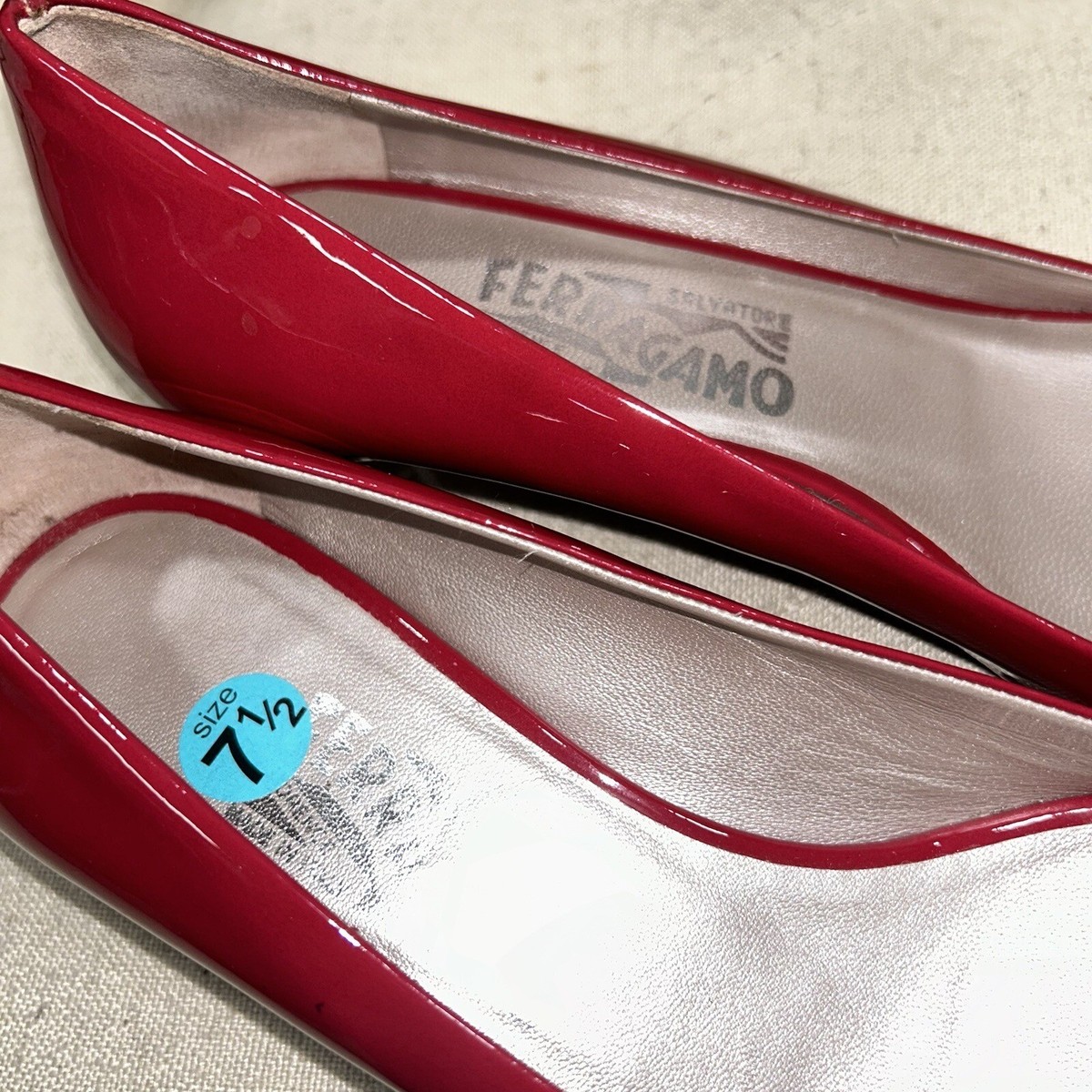 【関税&送料込】Salvatore Ferragamo Tacco Oro Sandalo Salvatore Ferragamo Hot Red Patente Leather Peep Toe Low