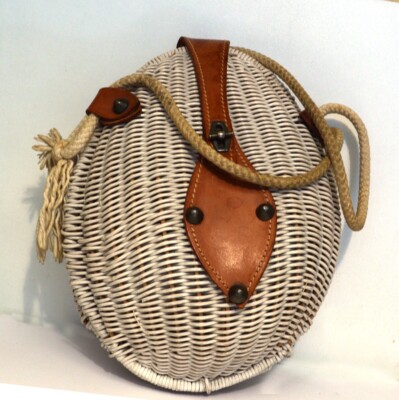 Schöne Handtasche aus weißem Korbgeflecht und braunem Leder in Schalenform sehr originell Vintage