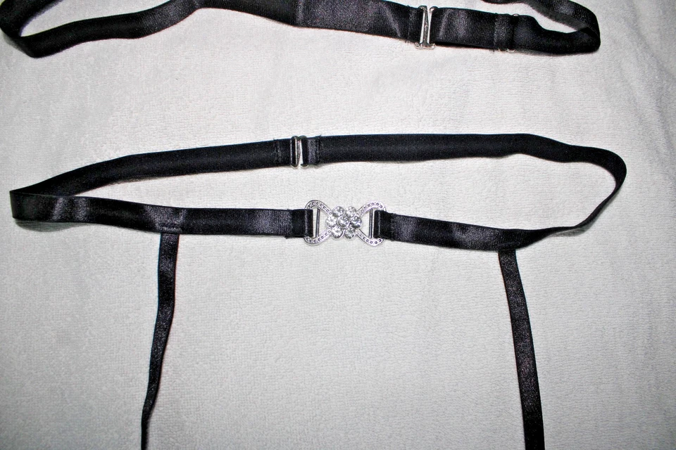 schwarzes BH Set aus BH und Strumpfgürtel, Gr XL, BH leichtes PU, Ketten - Bild 2 von 4