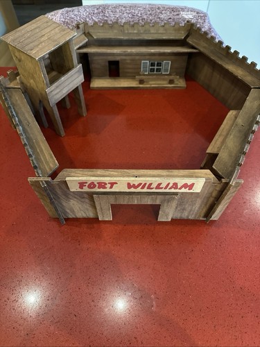 Antiguo Fuerte de Madera de Juguete de los Años 70 Caballería de los Estados Unidos “FORT WILLIAM” Magnífico Fuerte de Juguete Retro