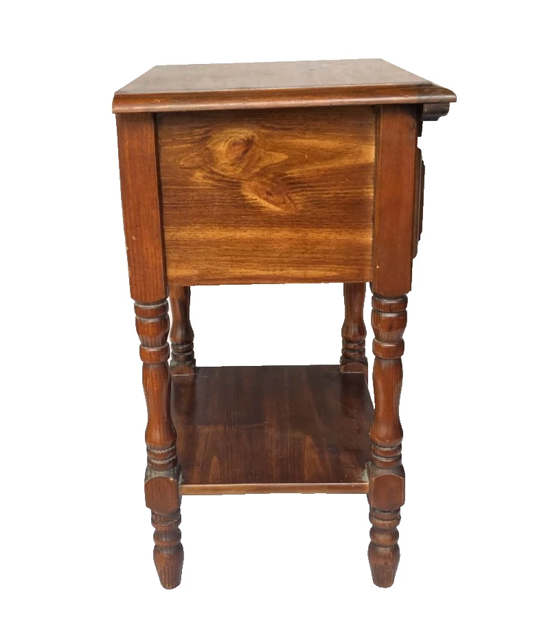 Mesita de noche de madera con acabado de nogal de mediados de siglo con cajón y estante Foto 3 de 4