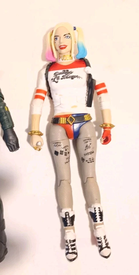 Lote de 2 bonecos Mattel DC 6" série multiverso Arrow & Harley Quinn - Imagem 2 de 4