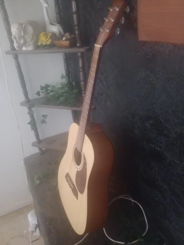 Guitarra acústica FirstAct de 6 cuerdas bronceada y marrón, apenas usada Foto 2 de 4