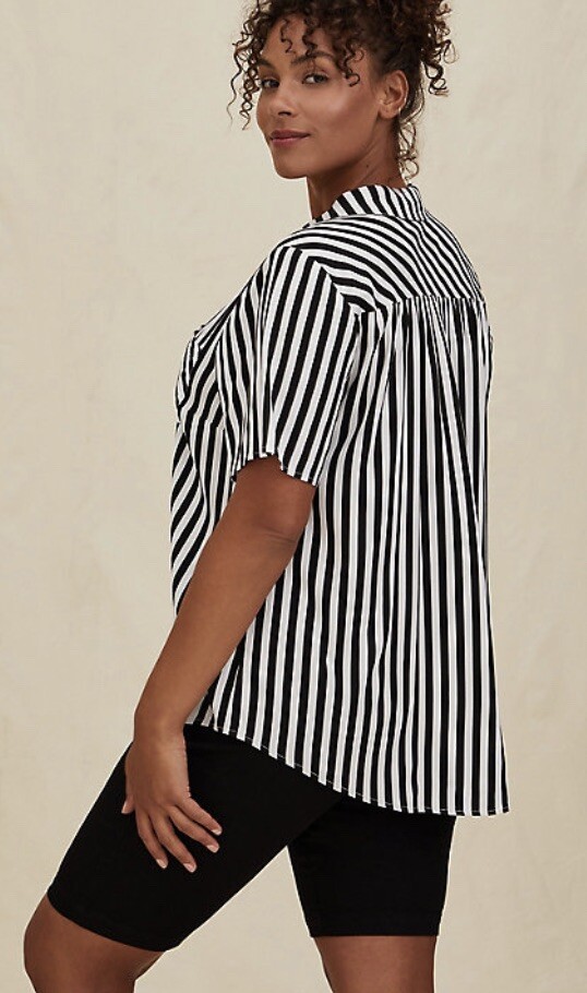 Haut à Manches Courtes Torrid Taille 2X - Rayon Imprimé Rayé - Boutonnage Devant Et Col En V - Pour Femme Grande Taille