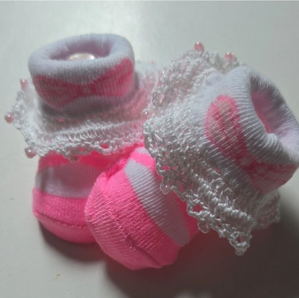 Botines Mary Jane Rosa Bebé - Hechos a Mano Ganchillo Borde Elegante Con Cuentas - Talla 0-12M Foto 2 de 4