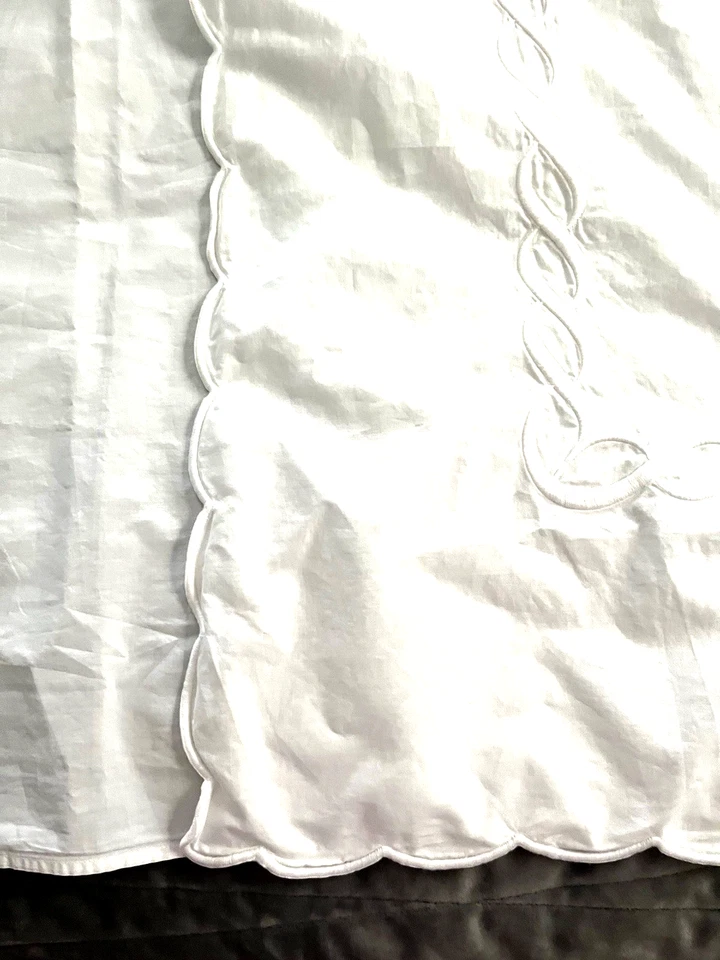 PRATESI full-queen white flat sheet w/ embroidered chain.  100% Egyptian cotton - Image 3 of 4