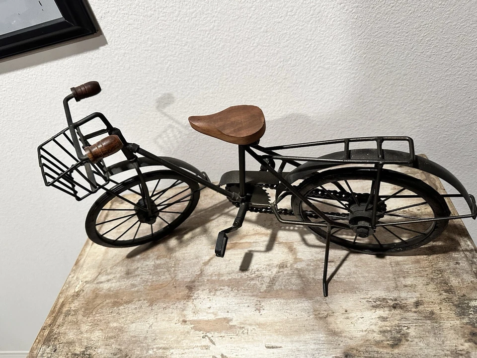 Escultura vintage exhibición de bicicletas asiento/manillar de madera y cesta de metal con soporte Foto 3 de 4