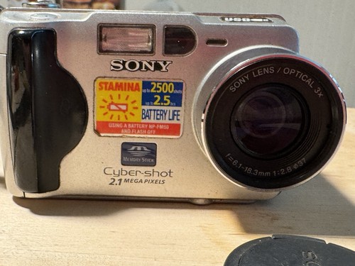 Sony Cyber-Shot 2.1 Mega Pixel Digital Camera DSC-S50 - 6X Digital Zoom - Picture 2 of 11