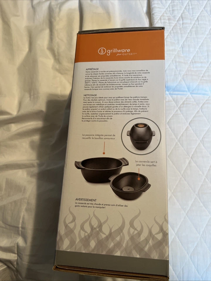 Olla de hierro fundido para mariscos y mejillones Outset con tapa - 2,5 cuartos de galón Foto 2 de 2