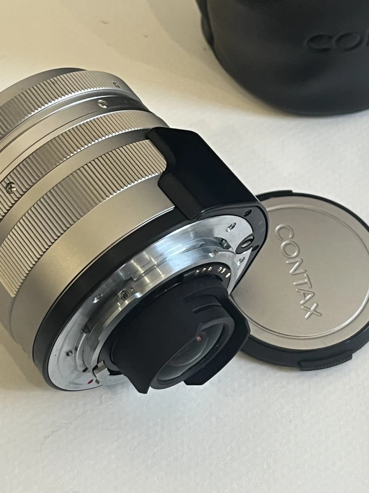 Lente Carl Zeiss Vario-Sonnar T Contax G 35–70 mm f/3,5–5,6 - Tapas y bolsa de cuero Foto 2 de 4