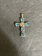 Beautiful Vintage Caspian International 14K Yellow Gold & Blue Topaz Cross Pend.