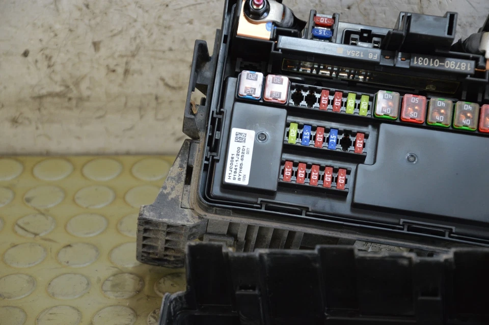 25654 Centralina portafusibili Hyundai i20 dal 2007 al 2014 cod 91941-1j200 - Immagine 3 di 4