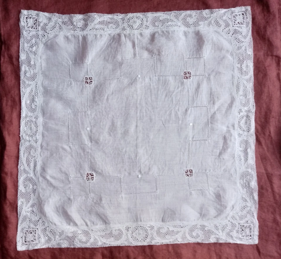 ancien napperon centre de table en linon et tulle brodé 52 par 52 cm - Photo 2/4