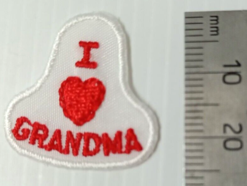 25MM I HEART GRANDMA LOVE HEART BABY BIB IRON ON EMBROIDERED CLOTH PATCH MOTIF - Picture 1 of 1