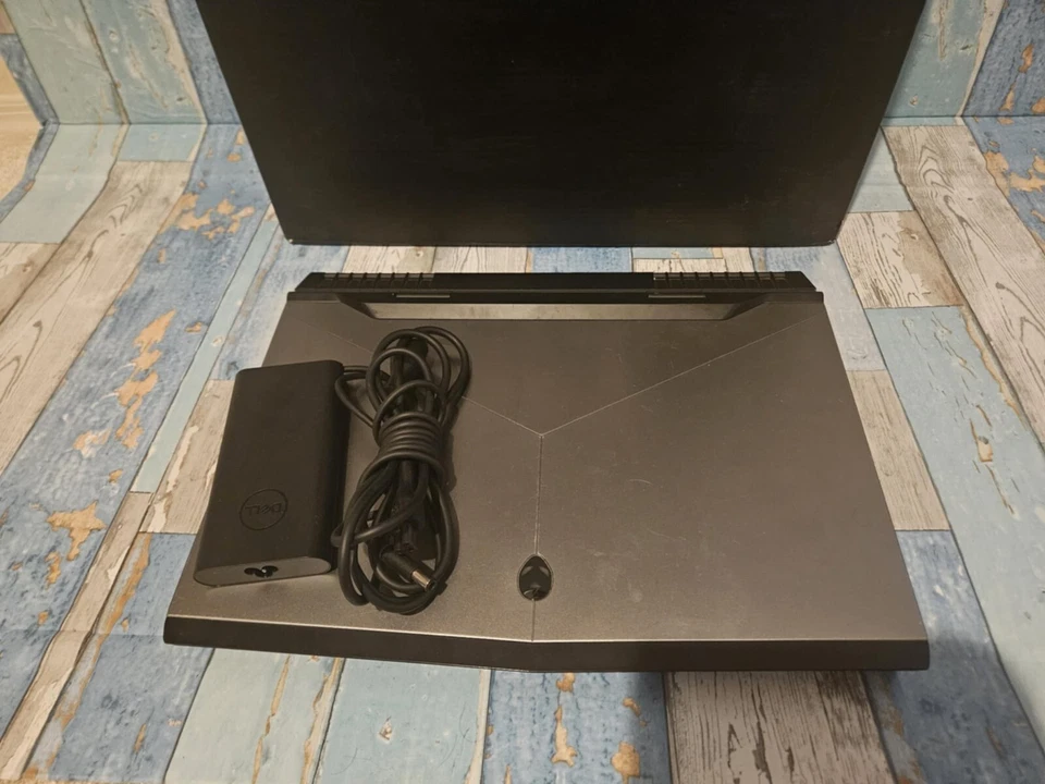 Alienware 17 R4 17.3" Intel I7-7820HK, 32GB RAM, 1TB +256GB, Batería Nueva Foto 4 de 4