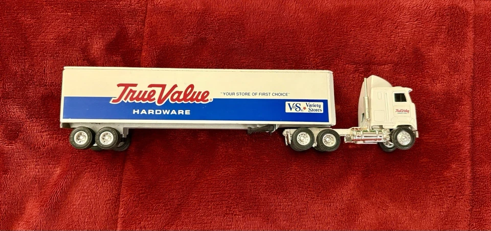 TRACTOR Y SEMIRREMOLQUE ERTL MACK COE 1/64 QUE REPRESENTA “HERRAJES DE VERDADERO VALOR” Foto 2 de 4