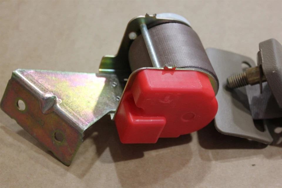 Retractor de cinturón de seguridad trasero derecho Chevrolet Caprice 93 12520202 beige fabricante de equipos originales de fábrica Foto 4 de 4