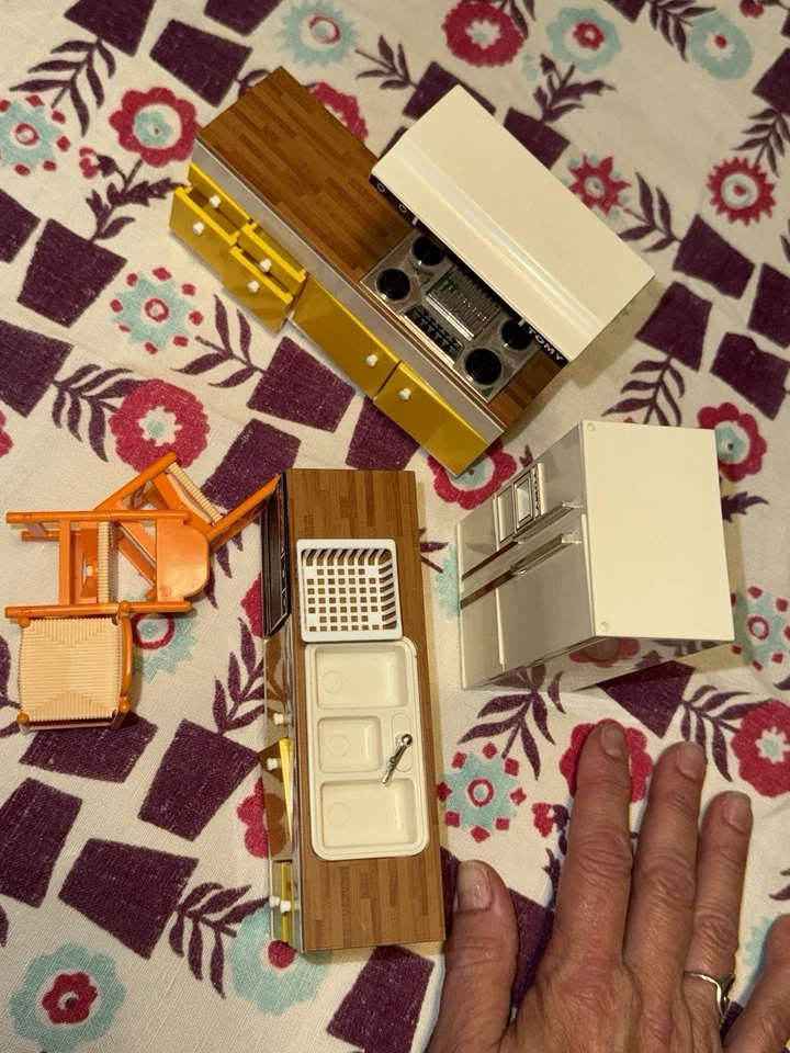 CONJUNTO DE COZINHA vintage Tomy plástico casa de bonecas móveis ref fogão pia cadeiras Japão - Imagem 2 de 4