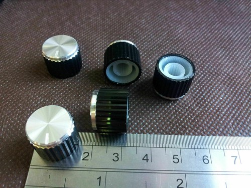 4x Aluminio 15-12mm Potenciómetro Control de Volumen PERILLA 6MM Eje - Imagen 2 de 2