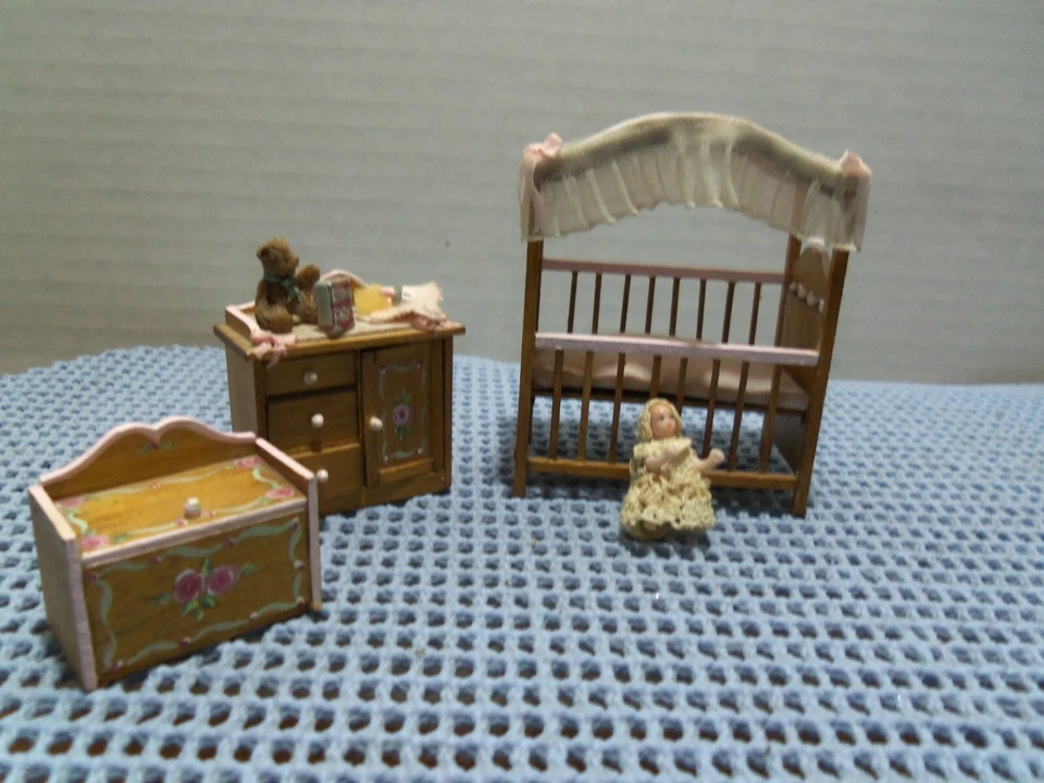 Juego de guardería de madera artesanal 1:24: cuna, tocador, cofre de juguete, mecedor y más Foto 2 de 4