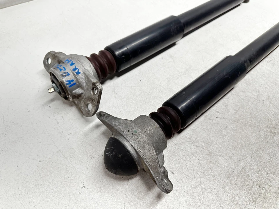 P40889 2012-2019 Volkswagen Beetle Juego Amortiguador Puntal Trasero LH + RH OEM Foto 2 de 4