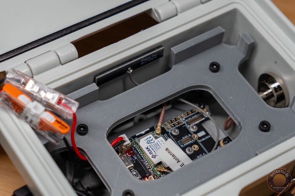 Outdoor Solar Meshtastic Off-Grid node with 22,000mah built-in Battery - Image 3 of 4