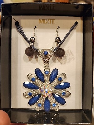 VINTAGE Blue Crystal Necklace & Earring Set Silver Plating    NIB    MIXIT   Wow
