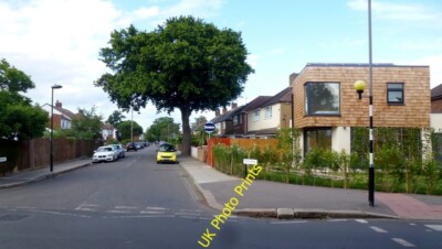Foto 6x4 Neubau auf einem Eckgrundstück Feltham\/TQ1073 Jemand's Garde c2015