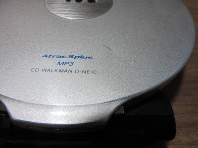 Sony D-NE10 ATRAC/MP3 CD Walkman Portable Player Audio Silver CD-R