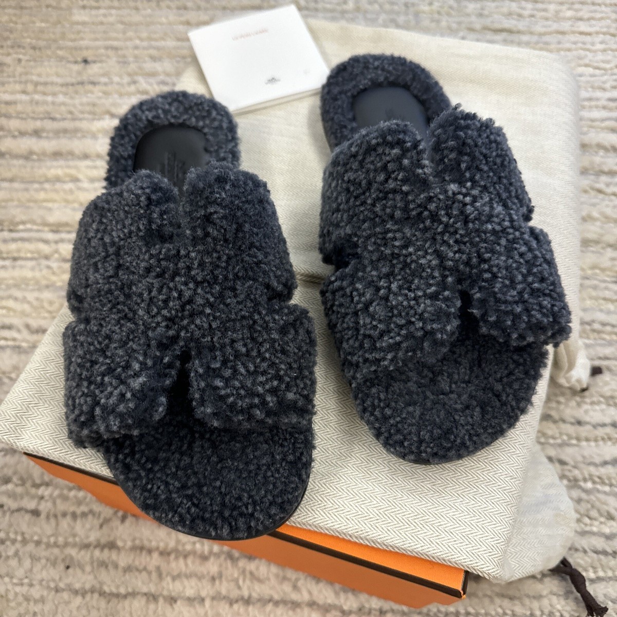 【希少】HERMES Izmir Shearing Fur Black 44 Hermes Men's Shoes Flat Izmir Sandal Shearling Black 42 / 9